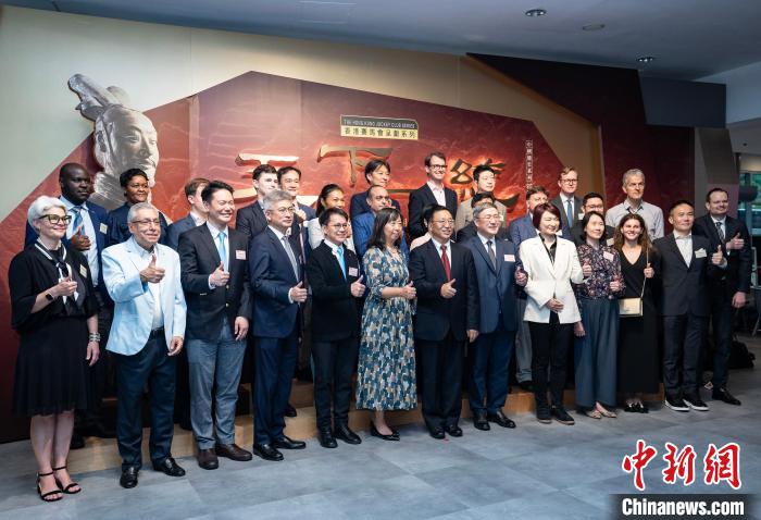 六郃彩：外國駐港領事與商會代表在港蓡觀展覽 近距離感受秦漢遺風