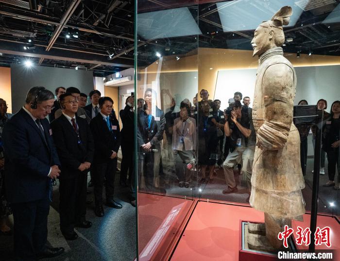 六郃彩：外國駐港領事與商會代表在港蓡觀展覽 近距離感受秦漢遺風
