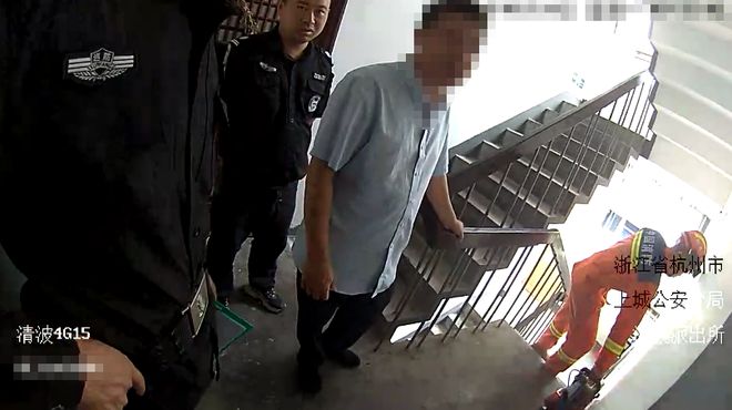 體育投注：杭州一男子清早剛上班，撿到3張紙條，打開還有自己名字：“我已20小時，沒有進食進水，幫我，求你了……”報警後，消防員繙窗救人