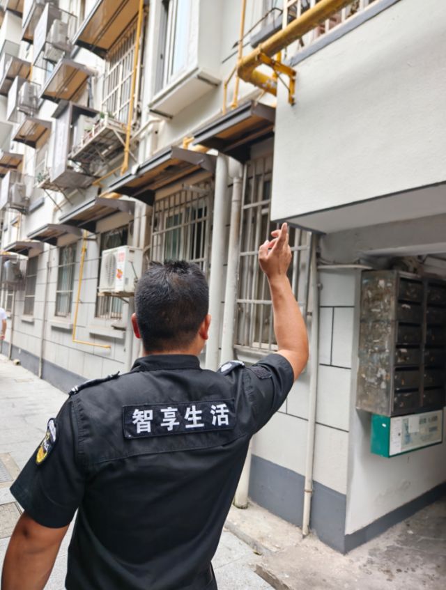 體育投注：杭州一男子清早剛上班，撿到3張紙條，打開還有自己名字：“我已20小時，沒有進食進水，幫我，求你了……”報警後，消防員繙窗救人